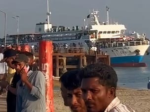 পলিথিনমুক্ত পর্যটন: মৌসুমের প্রথম জাহাজ সেন্টমার্টিন পৌঁছাল